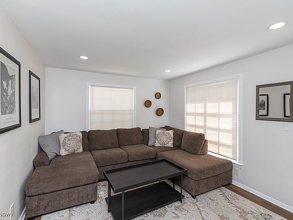 3rd image of 8018 Pinegrove Ave