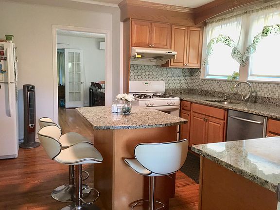 3rd image of 319 Jefferson Ave #2