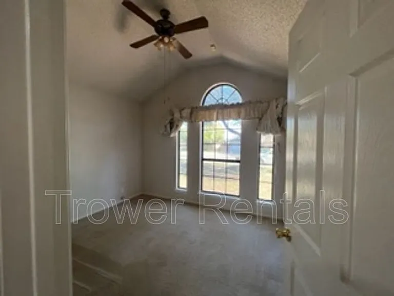 3913 Lyndale Dr — Photo 15