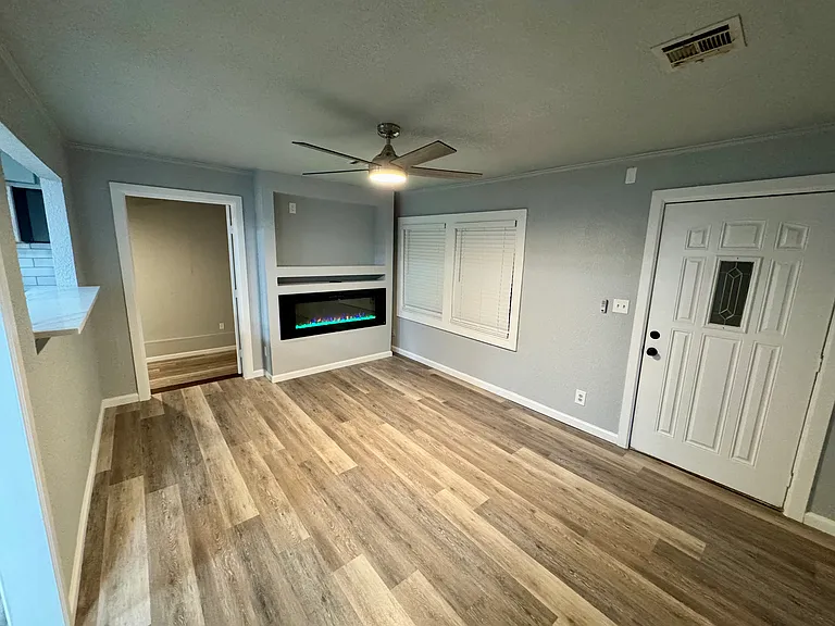 2040 E Woodrow St — Photo 5