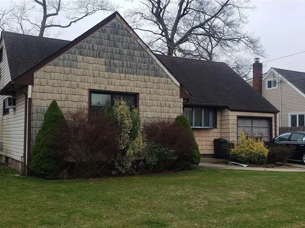 10 Leeds Lane, North Babylon, NY 11703