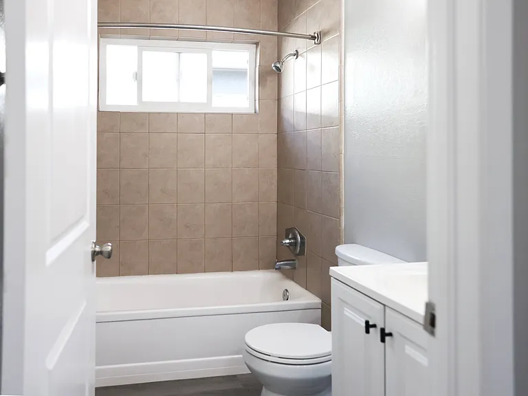 University Square Apartments — Photo 8