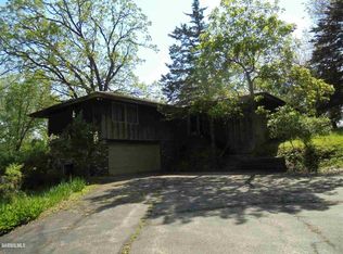 1429 W Demeter Dr, Freeport, IL 61032