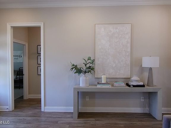 5th image of 705 Heartwood Ln