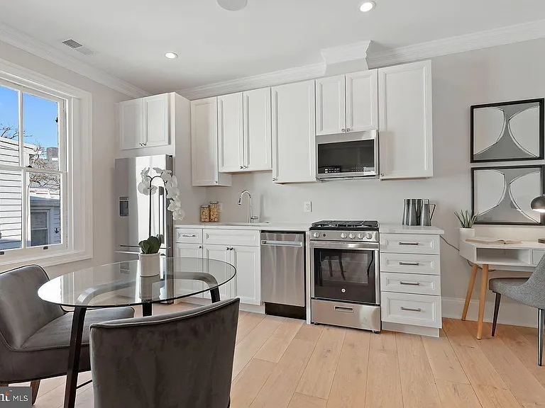 710 E St SE #FIVE — Photo 7