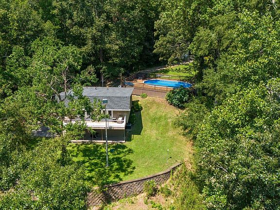 2nd image of 401 Douglas Dr