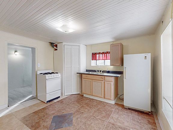 3rd image of 900 & 826 Ross Ave SE