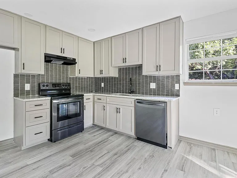 915 N Montgomery St — Photo 1