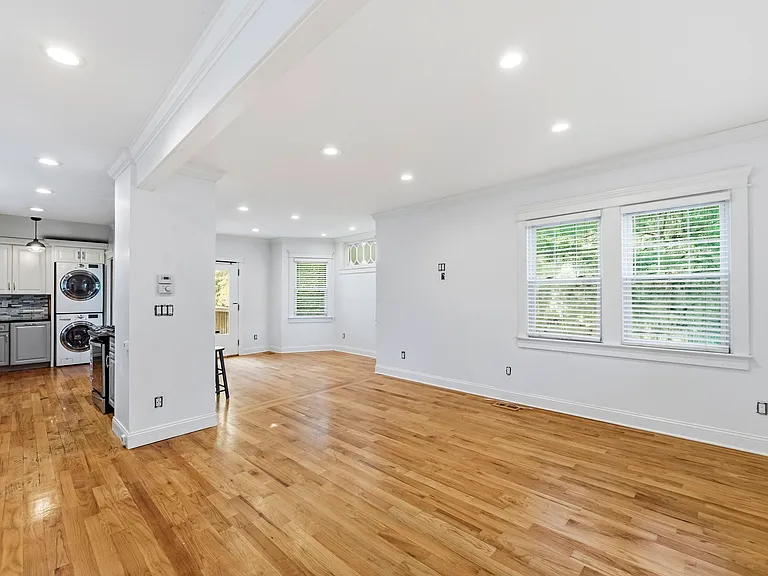 9 Belden Pl — Photo 3