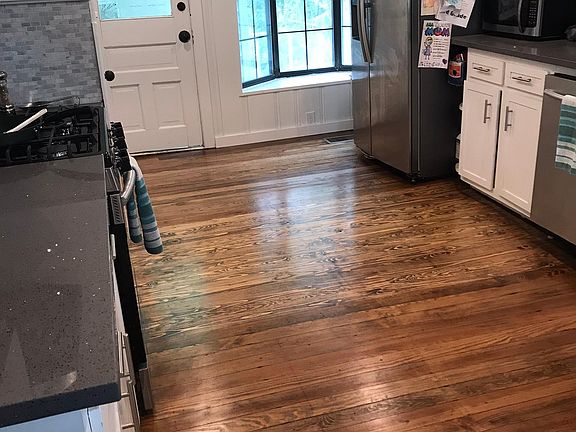 5th image of 814 E Walnut St