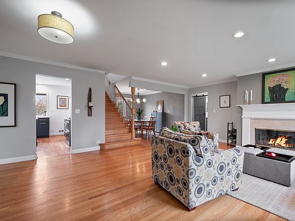 3rd image of 160 E Lahon St
