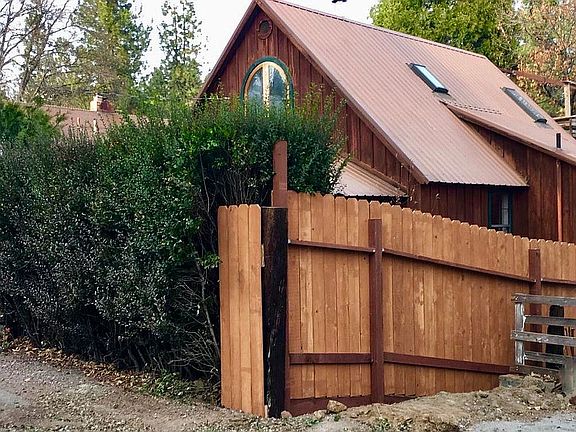 Lg privacy hedge at street