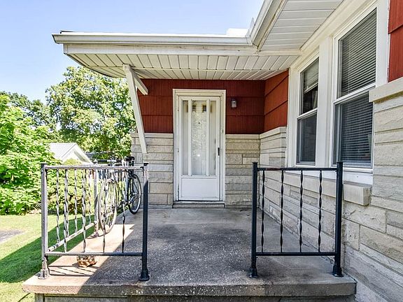 4th image of 209 E Grimes Ln