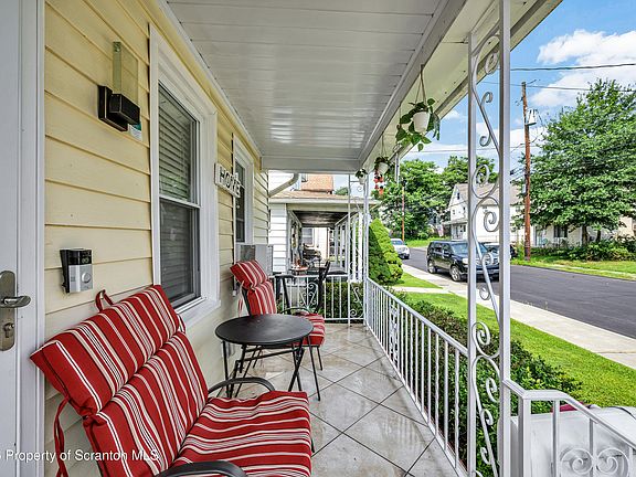 5th image of 125 Throop St