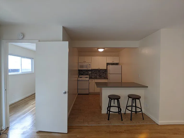Vanguard Apartments — Photo 25