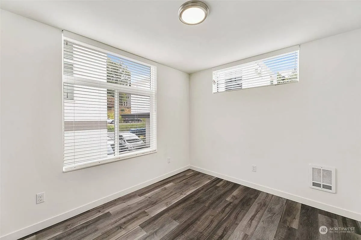 9 bed, 2070 sqft, $723 — Photo 2