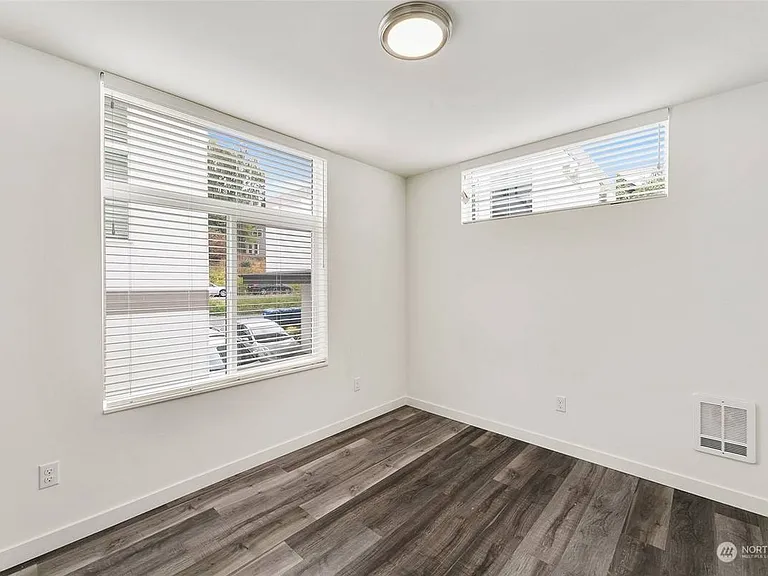 914 W Emerson St — Photo 2