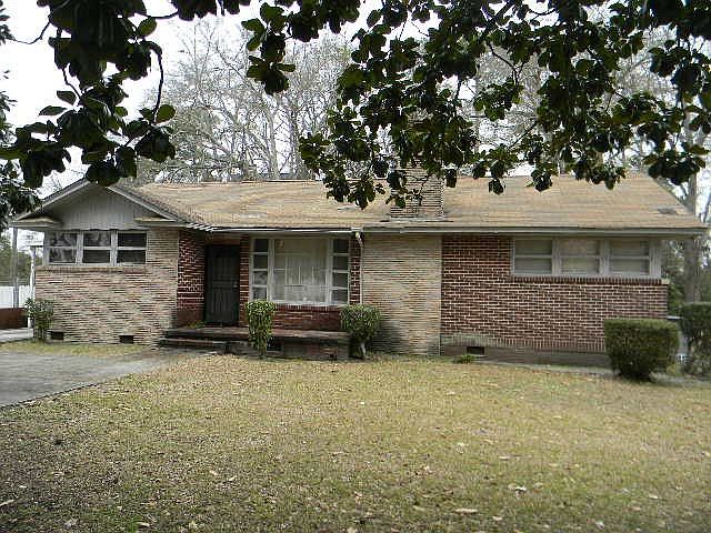 2nd image of 2339 Russell St