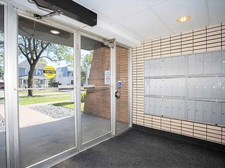 3410 Peter St — Photo 4