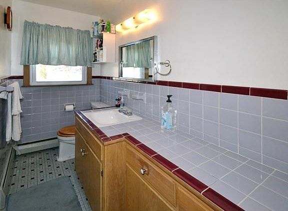 4th image of 202 Poplar St E