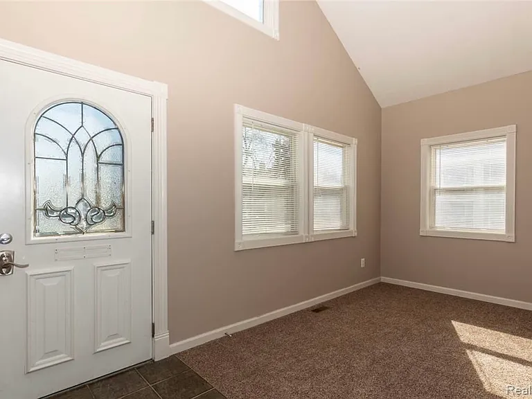 118 S Laurel St — Photo 4