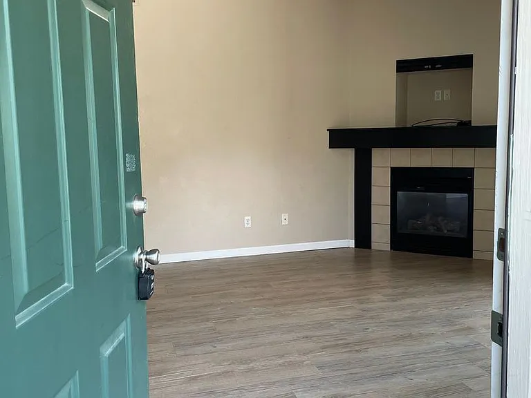 5225 White Willow Dr #J130 — Photo 5