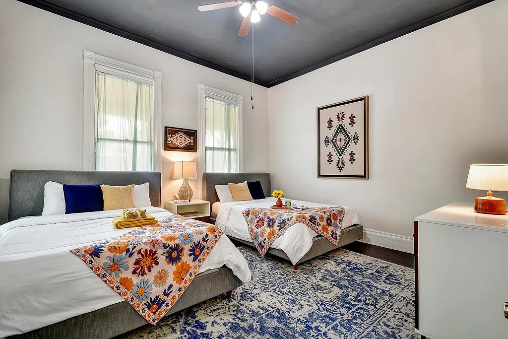 319 E Courtland Pl — Photo 2