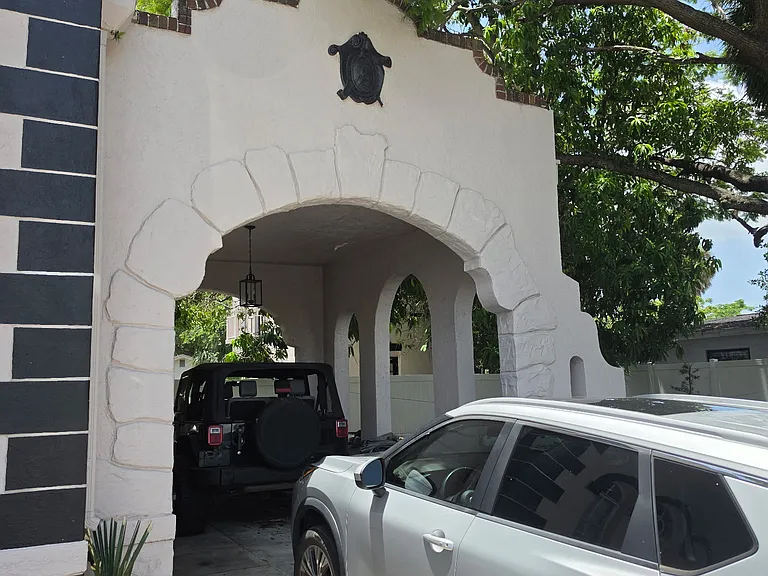 2102 W La Salle St — Photo 4