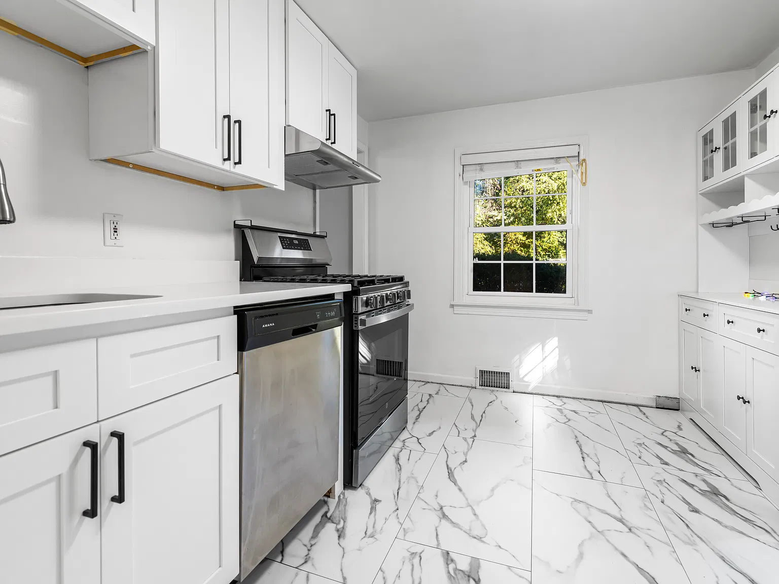 3 bed, 2200 sqft, $3,900 — Photo 4