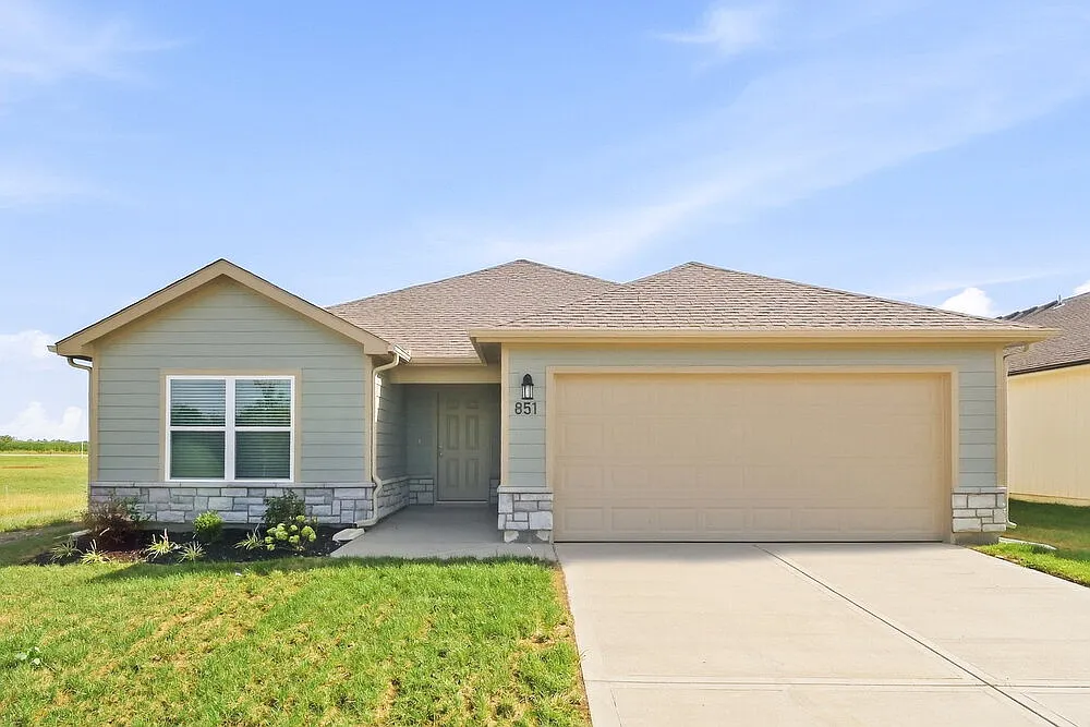 4 bed, 2.0 bath, 1840 sqft, $2,475 — Photo 1