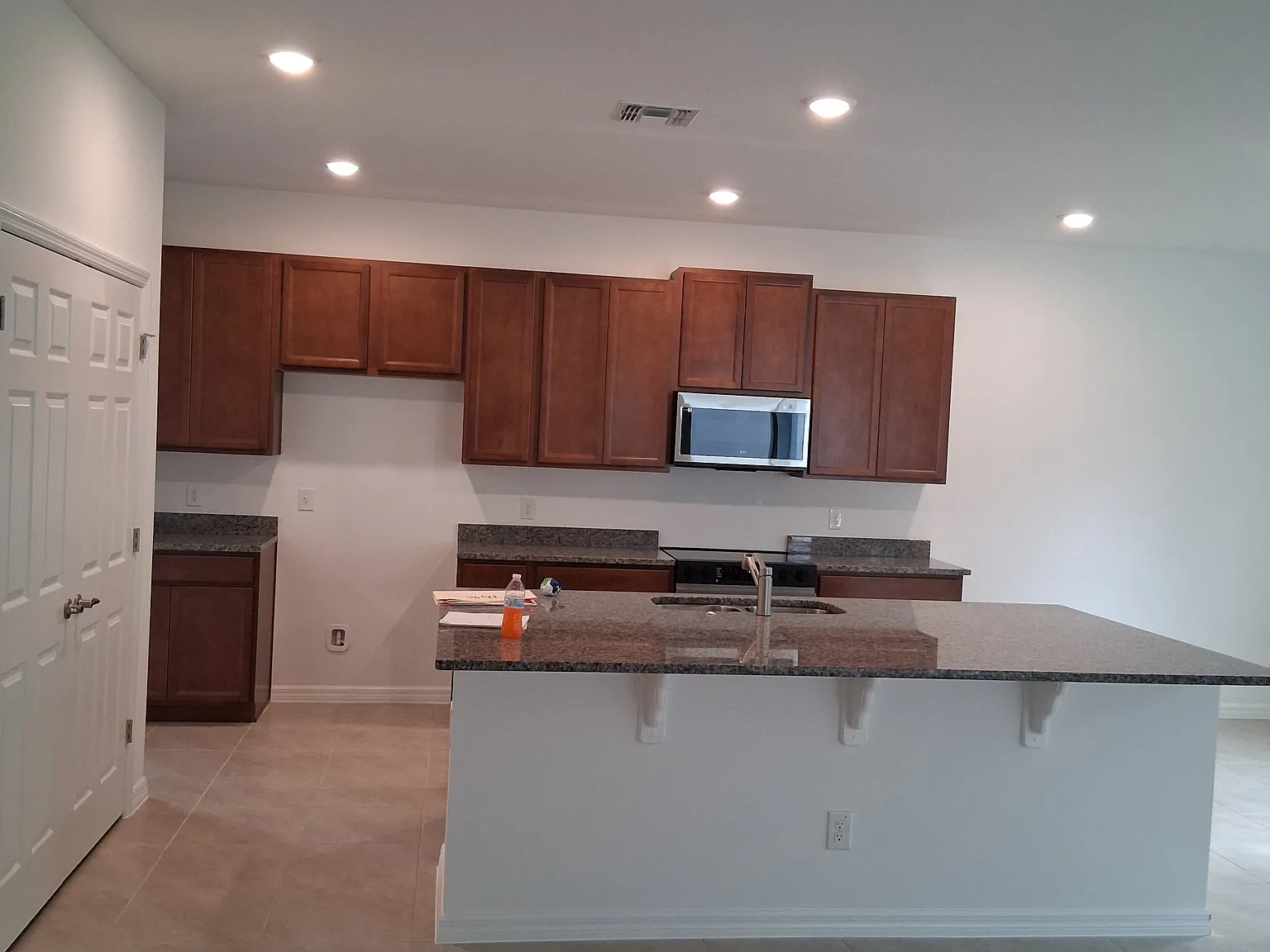 7 bed, 5.5 bath, 4690 sqft, $4,100 — Photo 2