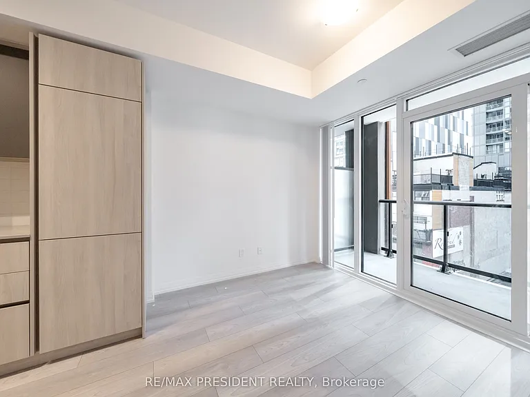 400 King St W #610 — Photo 17