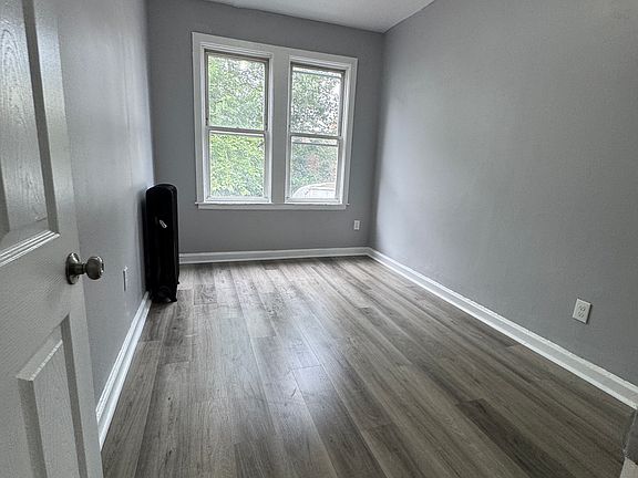3rd image of 1019 Grove St #1R