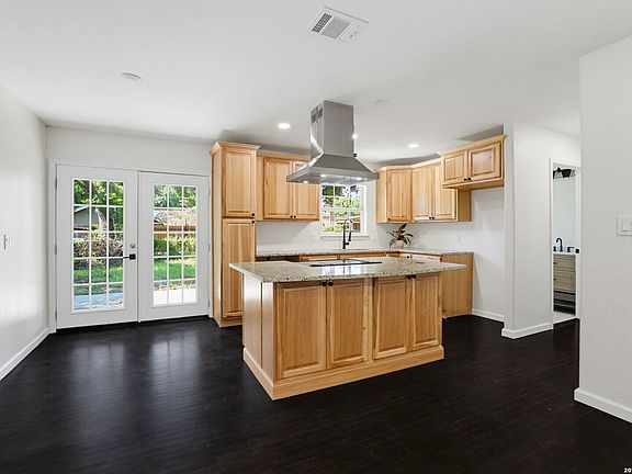 3rd image of 207 DRESDEN DR