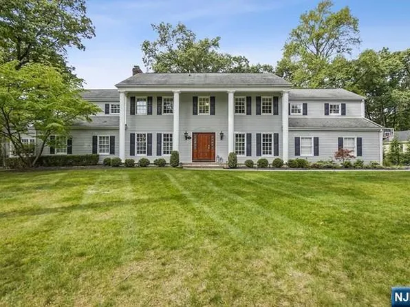 406 Carriage Ln, Wyckoff, NJ 07481