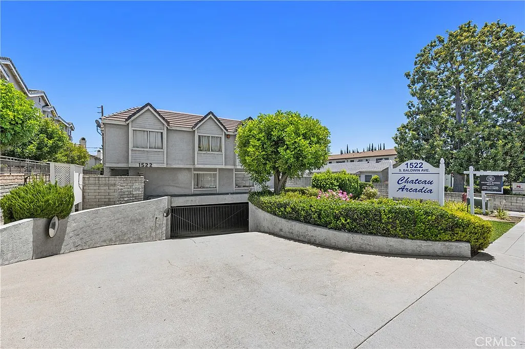 3 bed, 2.5 bath, 1263 sqft, $3,200 — Photo 1