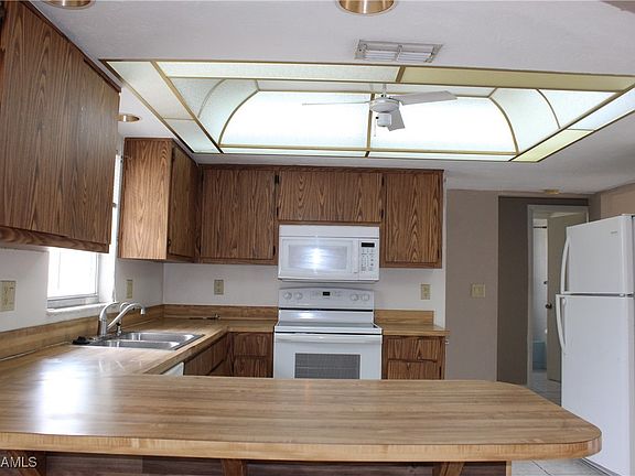 4th image of 3908 SW 20th Pl