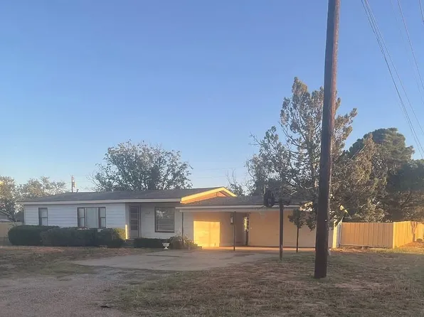 102 12th St, Plains, TX 79355