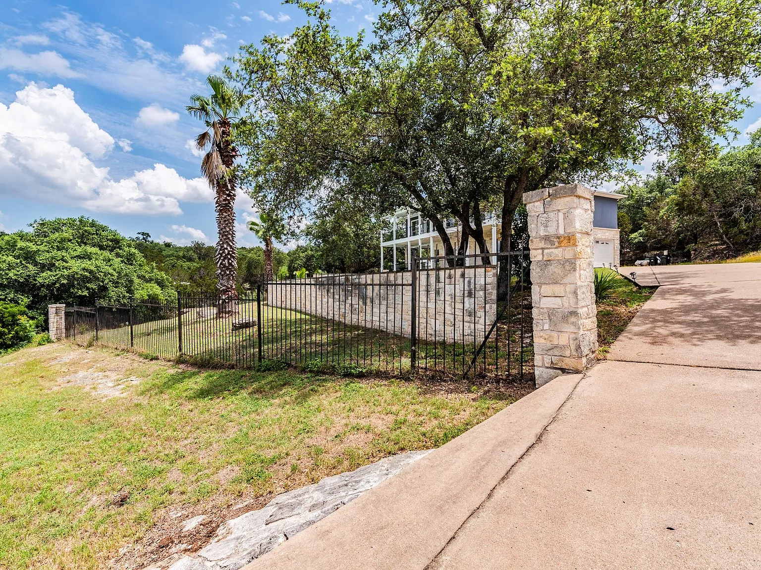 3 bed, 2.5 bath, 2681 sqft, $4,250 — Photo 3