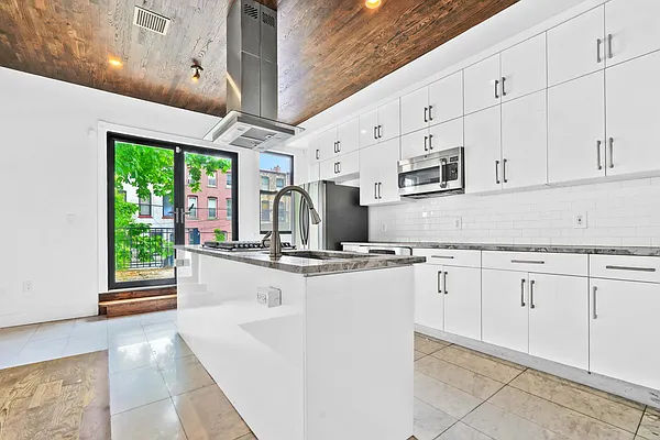 Rented by Brownstone Property Group | media 32