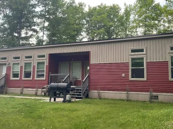 W7990 Herzog Rd, Iron Mountain, MI 49801