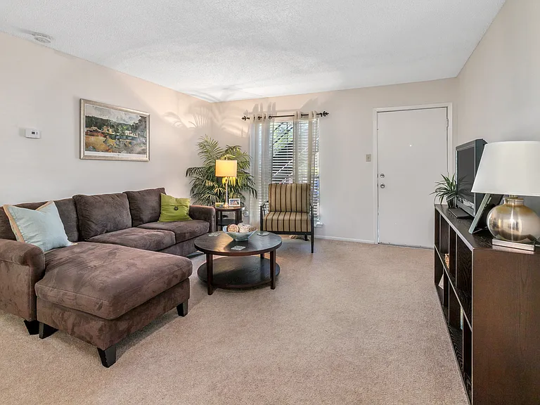 Bayou Oaks Apartments — Photo 29