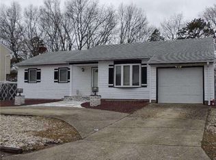 111 Flintridge Dr, Holbrook, NY 11741