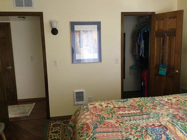 This room also has a walk in closet.