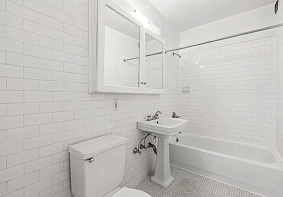 4th image of 190 E 7th St #414A
