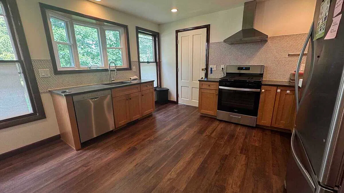 4 bed, 1.5 bath, 1820 sqft, $2,900 — Photo 2