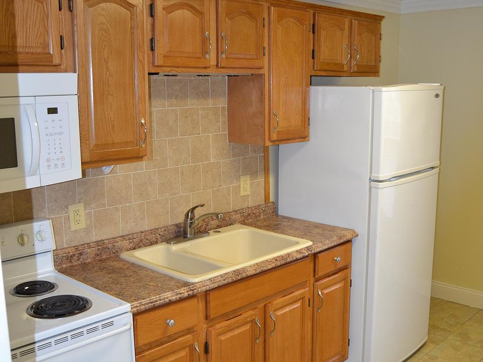 Oak cabinets & full size appliances. Double basin sink.