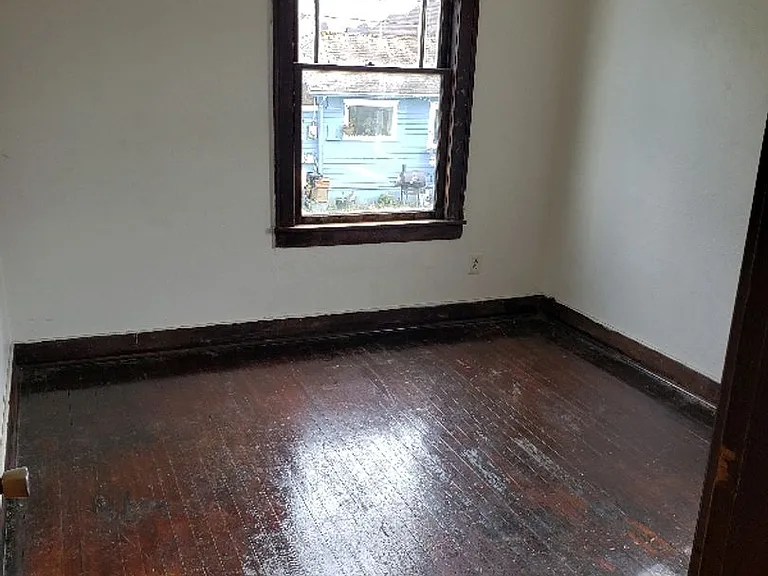 913 W 1st St — Photo 6