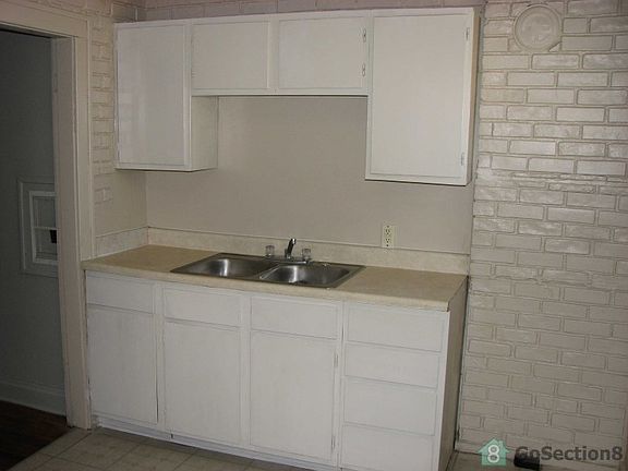 3rd image of 2020 Fairmont Ave