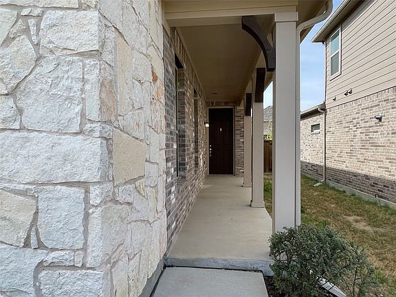 3rd image of 920 Waggoner Dr